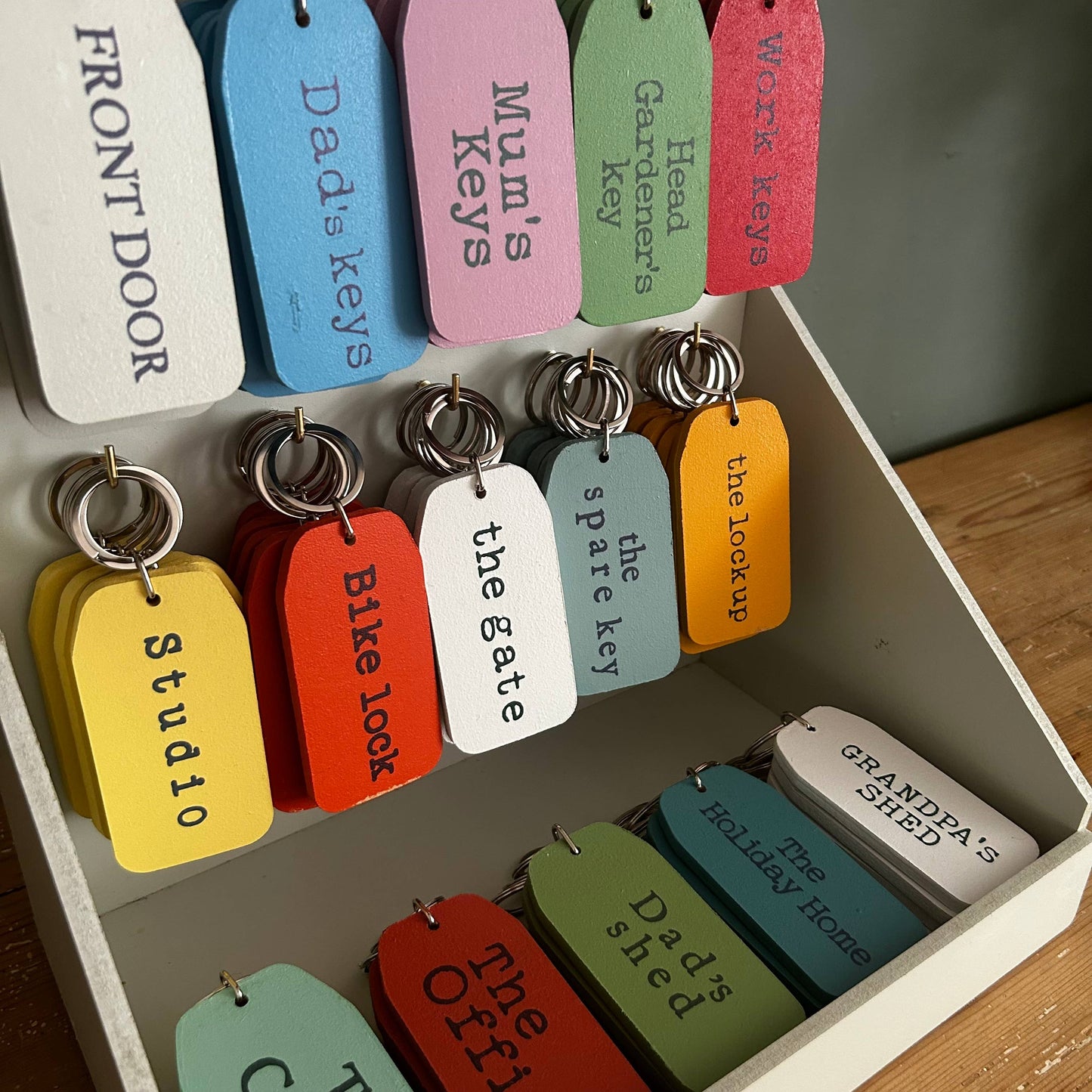 THE WOODEN POSTCARD COMPANY - THE HOLIDAY HOME Wooden Key Tag: 6x Mini Tags (8x4cm)