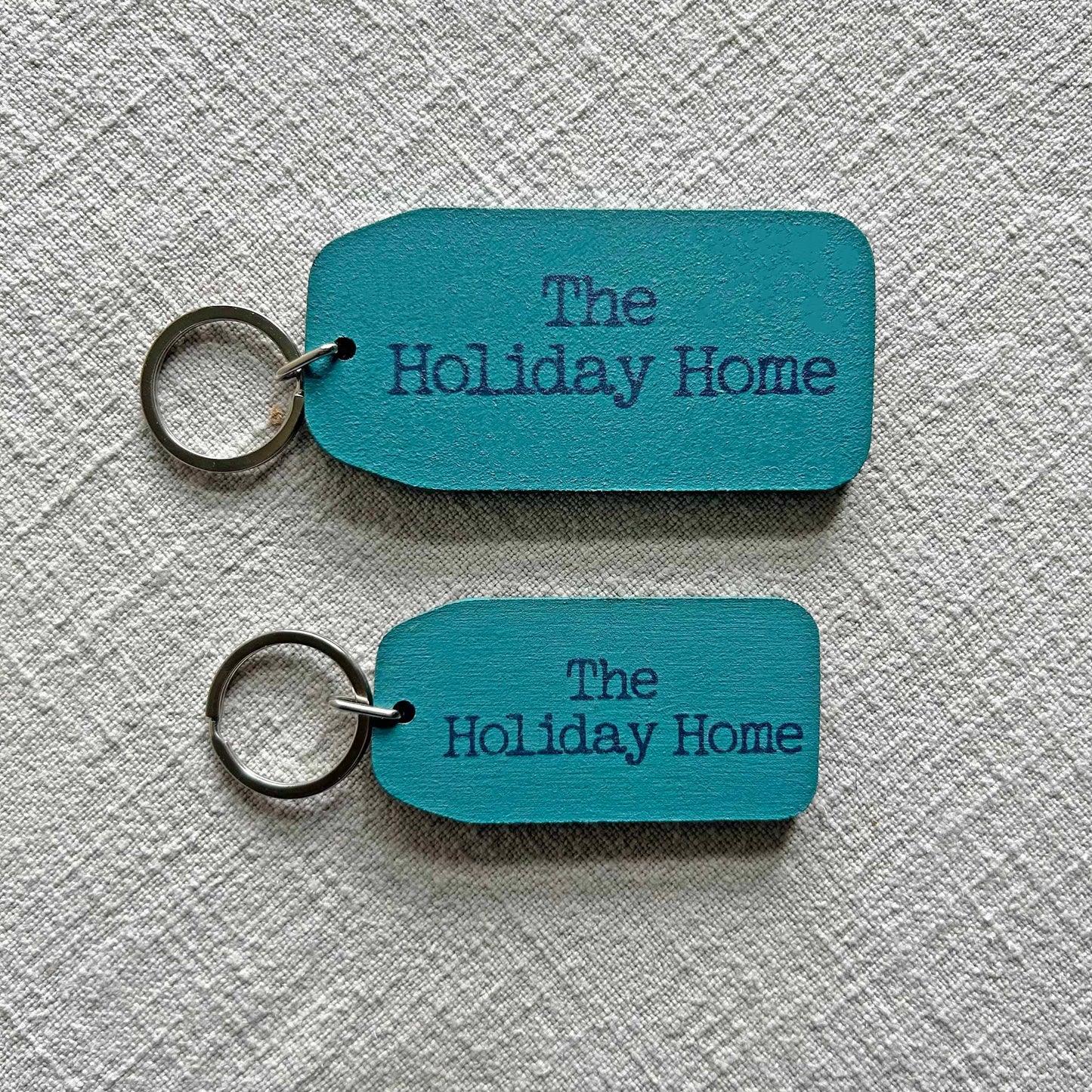 THE WOODEN POSTCARD COMPANY - THE HOLIDAY HOME Wooden Key Tag: 6x Mini Tags (8x4cm)