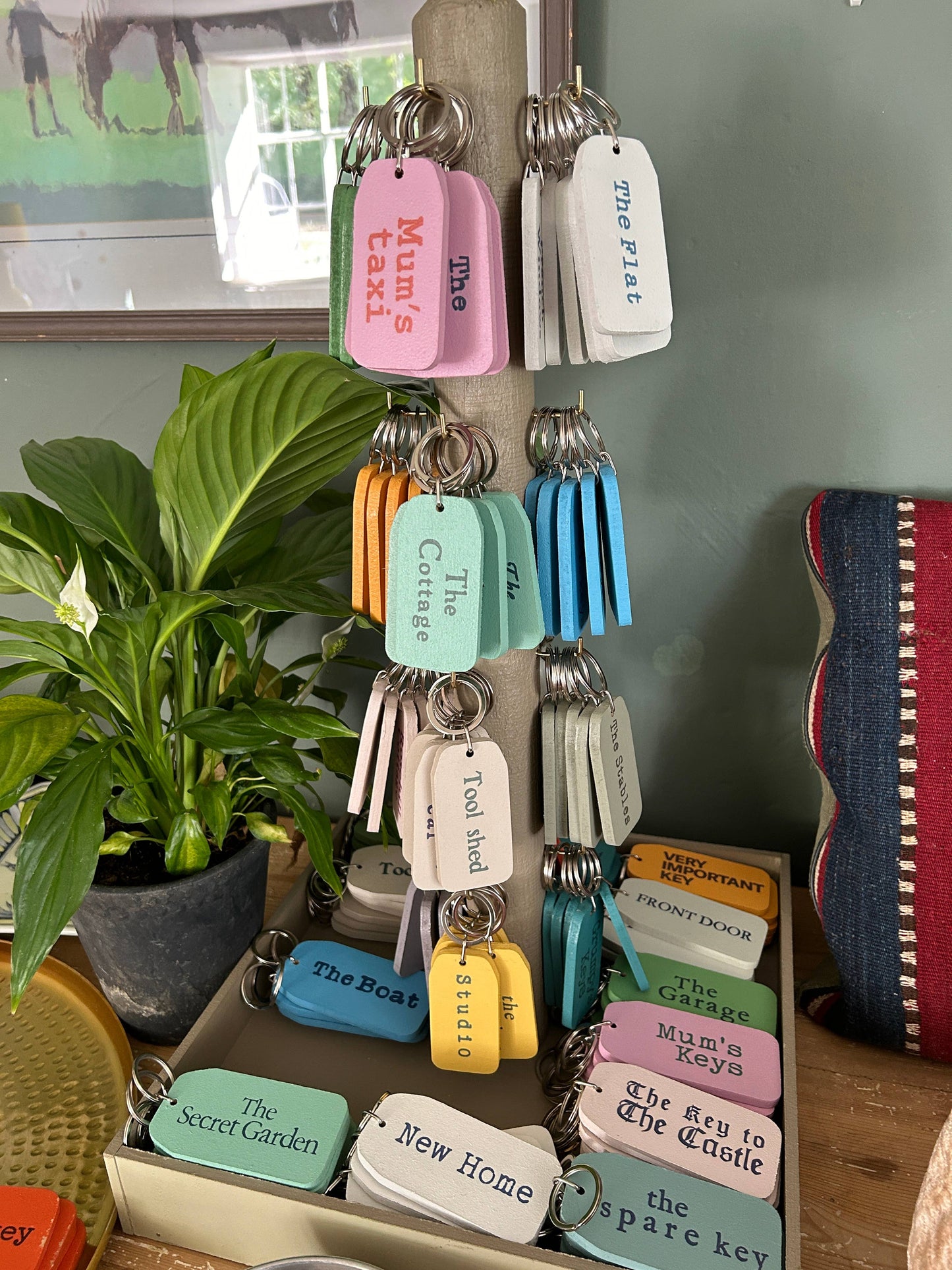 THE WOODEN POSTCARD COMPANY - 96 WOODEN KEY TAGS + FREE TREE STAND: Small key tags (8x4cm RRP £4.95)