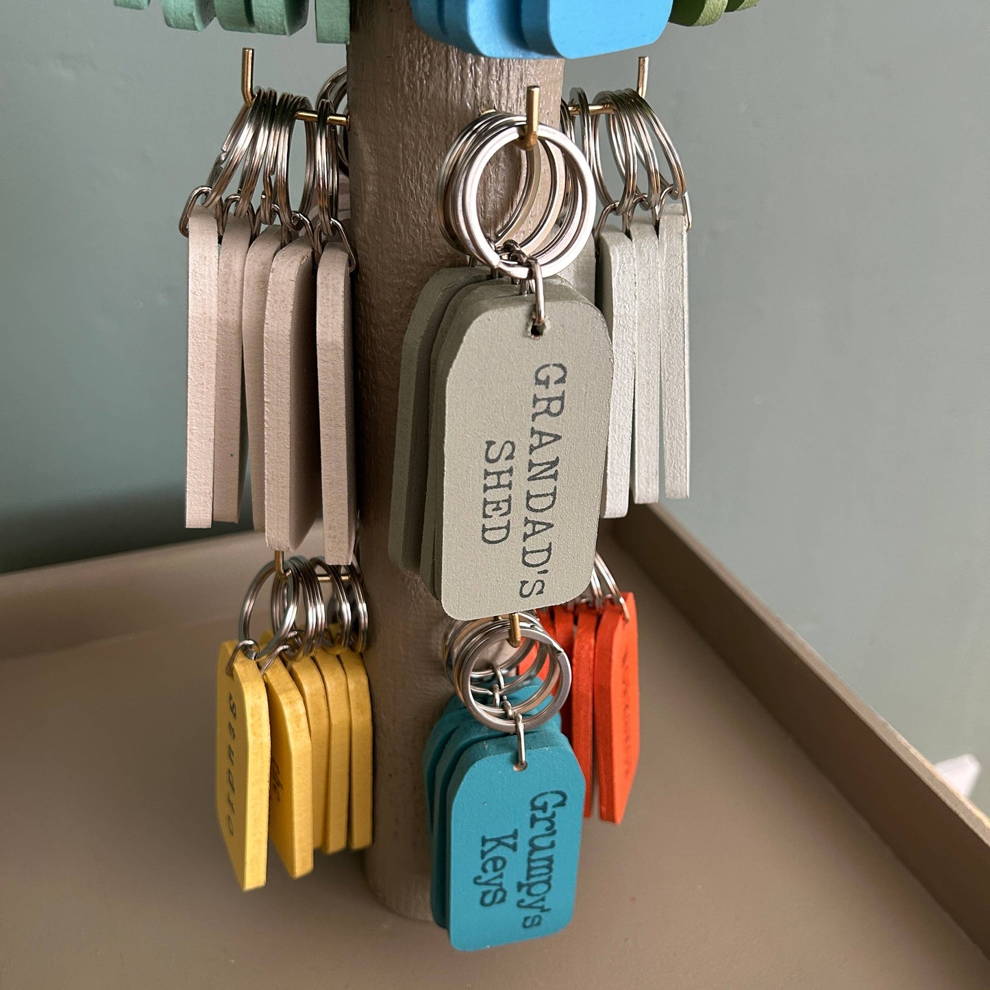 THE WOODEN POSTCARD COMPANY - 96 WOODEN KEY TAGS + FREE TREE STAND: Small key tags (8x4cm RRP £4.95)