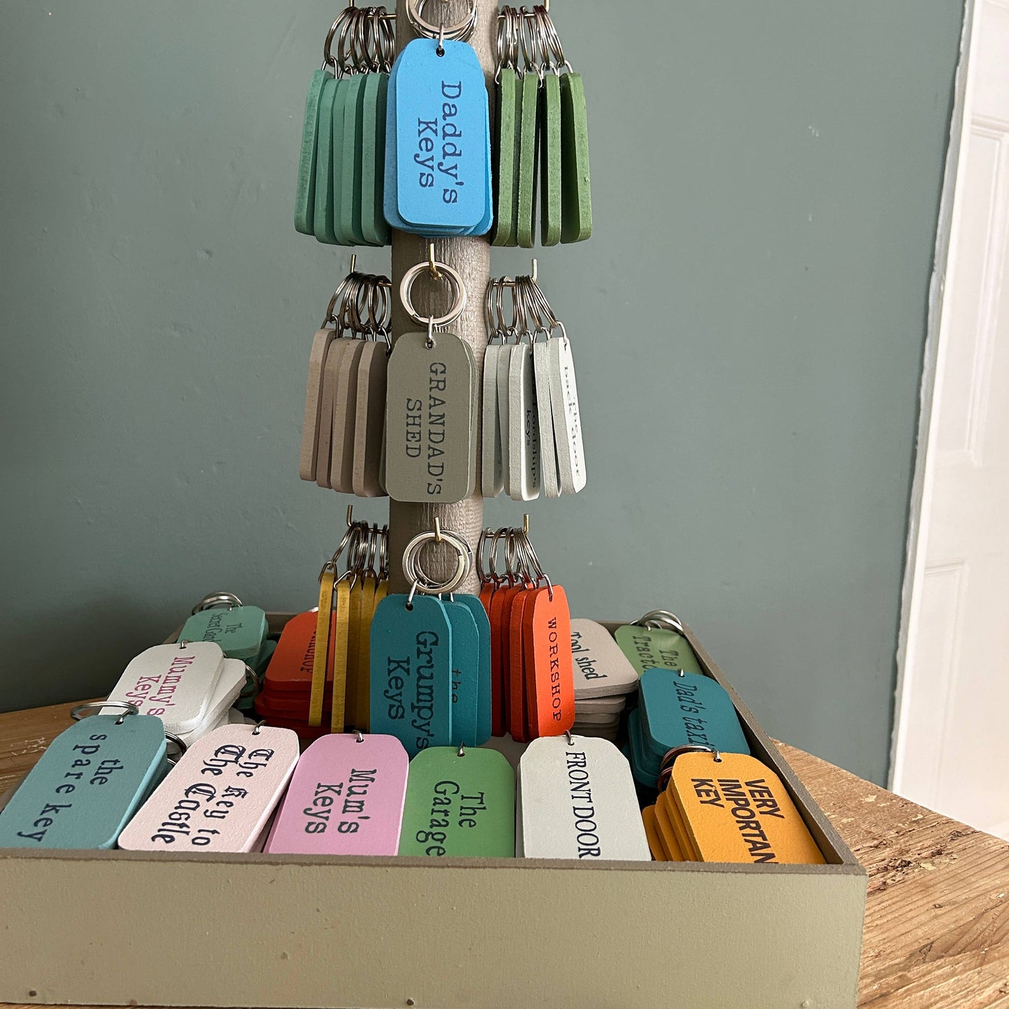 THE WOODEN POSTCARD COMPANY - 96 WOODEN KEY TAGS + FREE TREE STAND: Small key tags (8x4cm RRP £4.95)